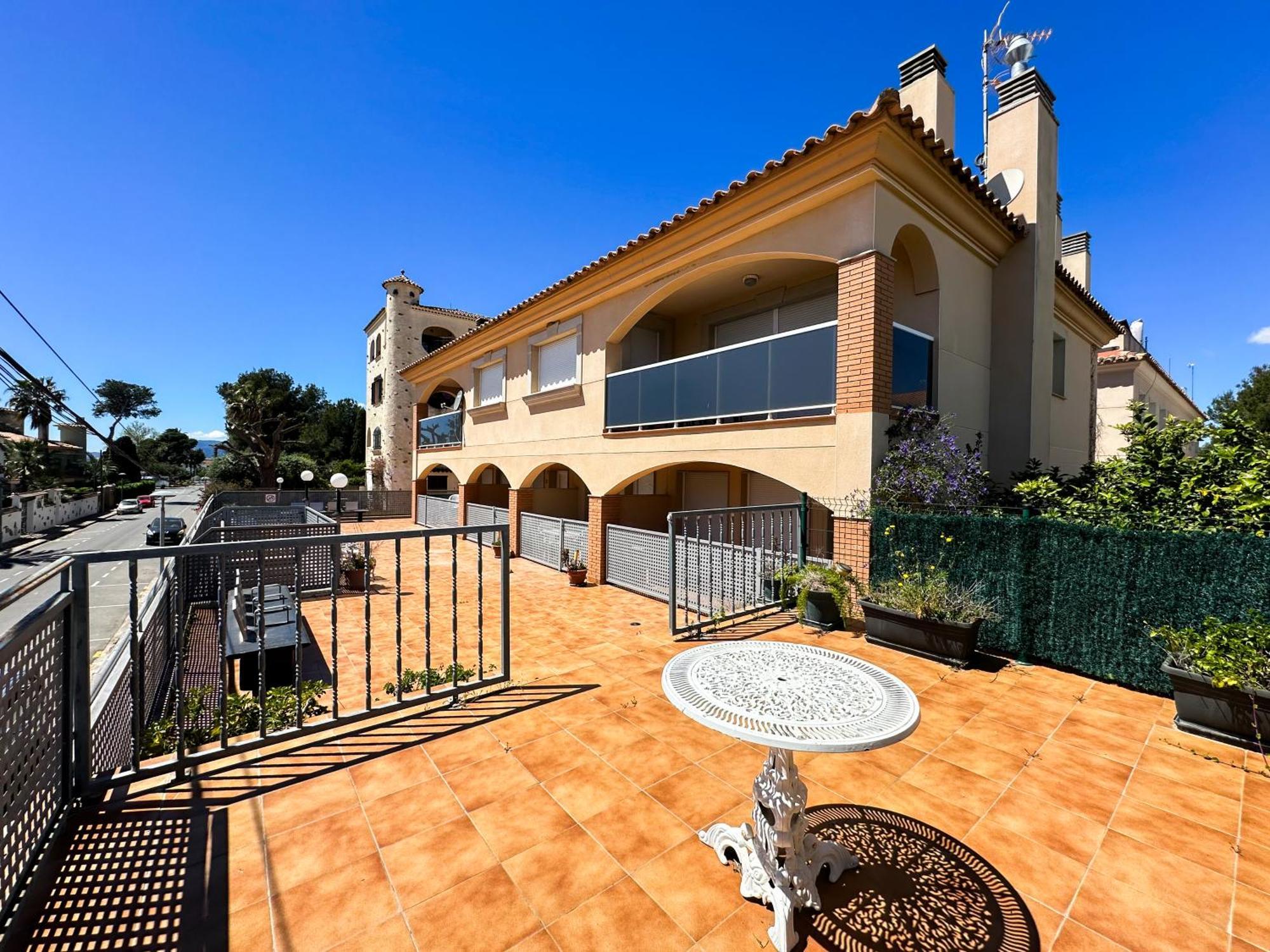 Acogedor Apartamento Cerca De La Playa Wifi Y Parking Mont-roig del Camp Exterior foto
